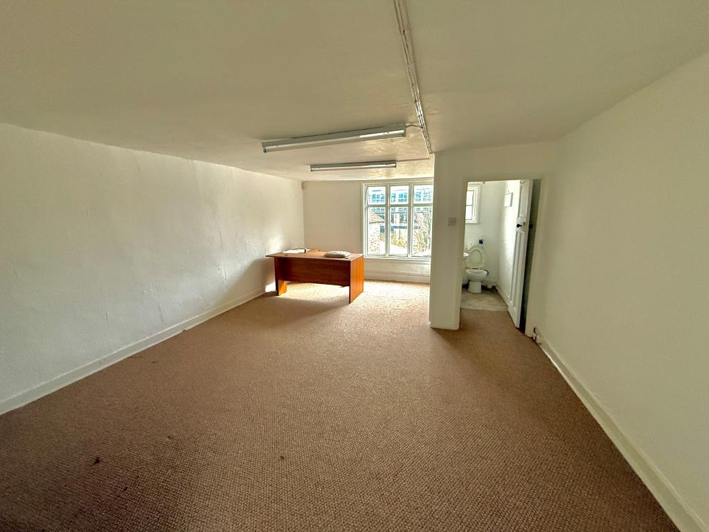 Lot: 36 - VACANT UPPER PARTS WITH POTENTIAL FOR CONVERSION - Second floor room to rear